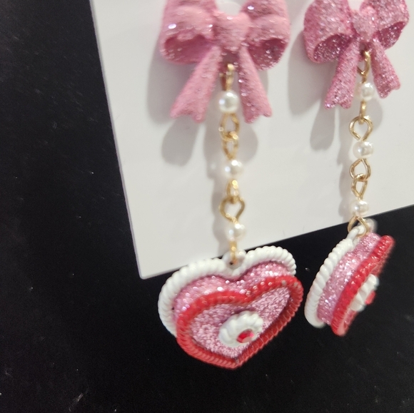 🔹️BETSEY JOHNSON 🔹️Baby Cakes Pink Bow & Heart Cake Dangle Post Earrings - Picture 6 of 6